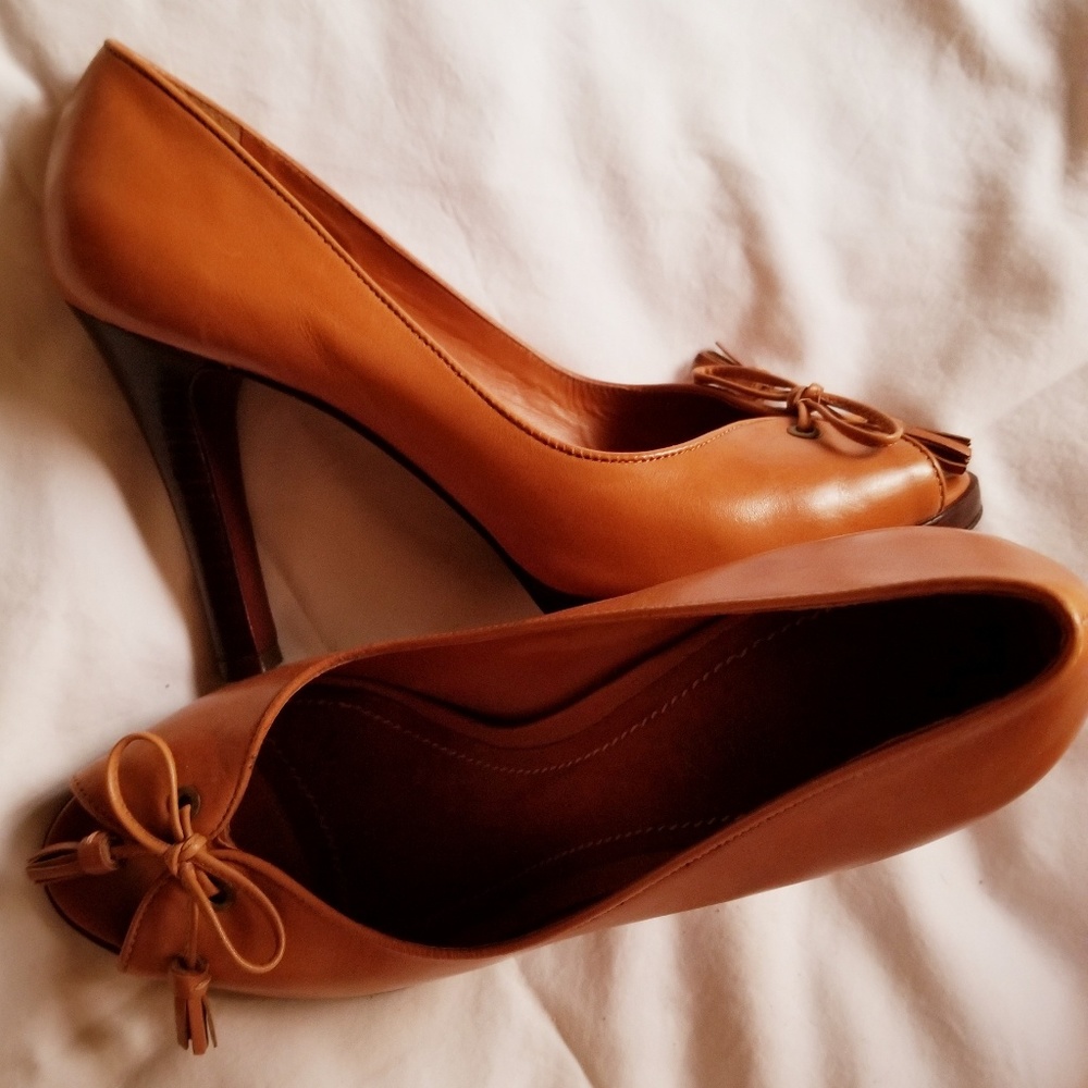 Lauren Claudete Pumps